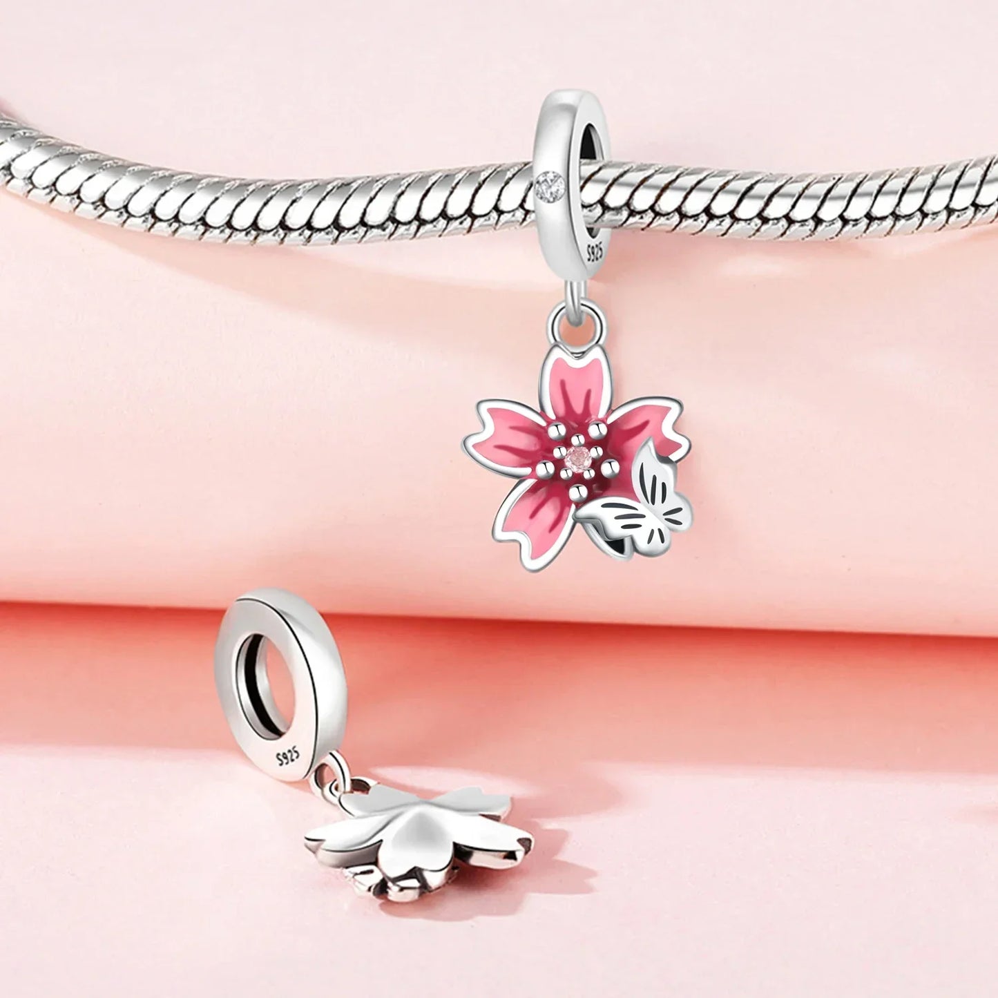 rote Blüte mit Schmetterling - Charm-Anhänger