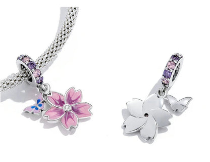 Blüte mit Schmetterling - Charm-Anhänger