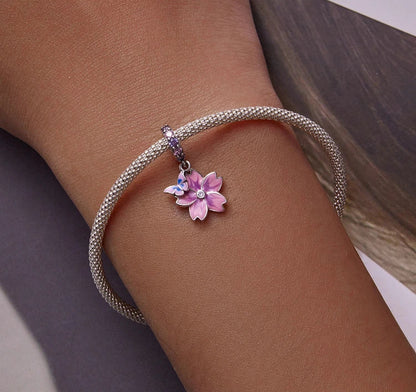 Blüte mit Schmetterling - Charm-Anhänger